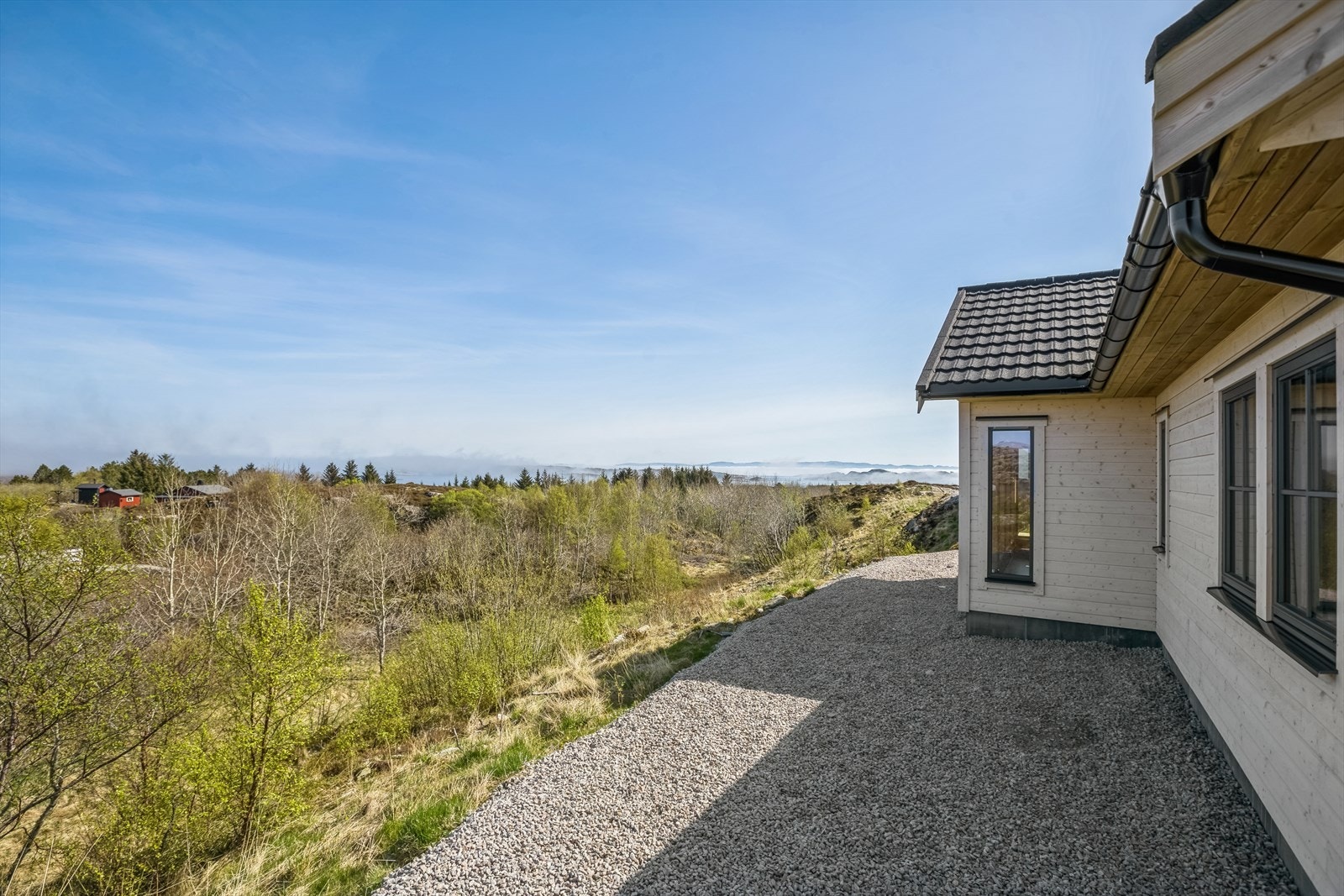 Utenfor stuen er det en gruslagt uteplass. Galleribilde