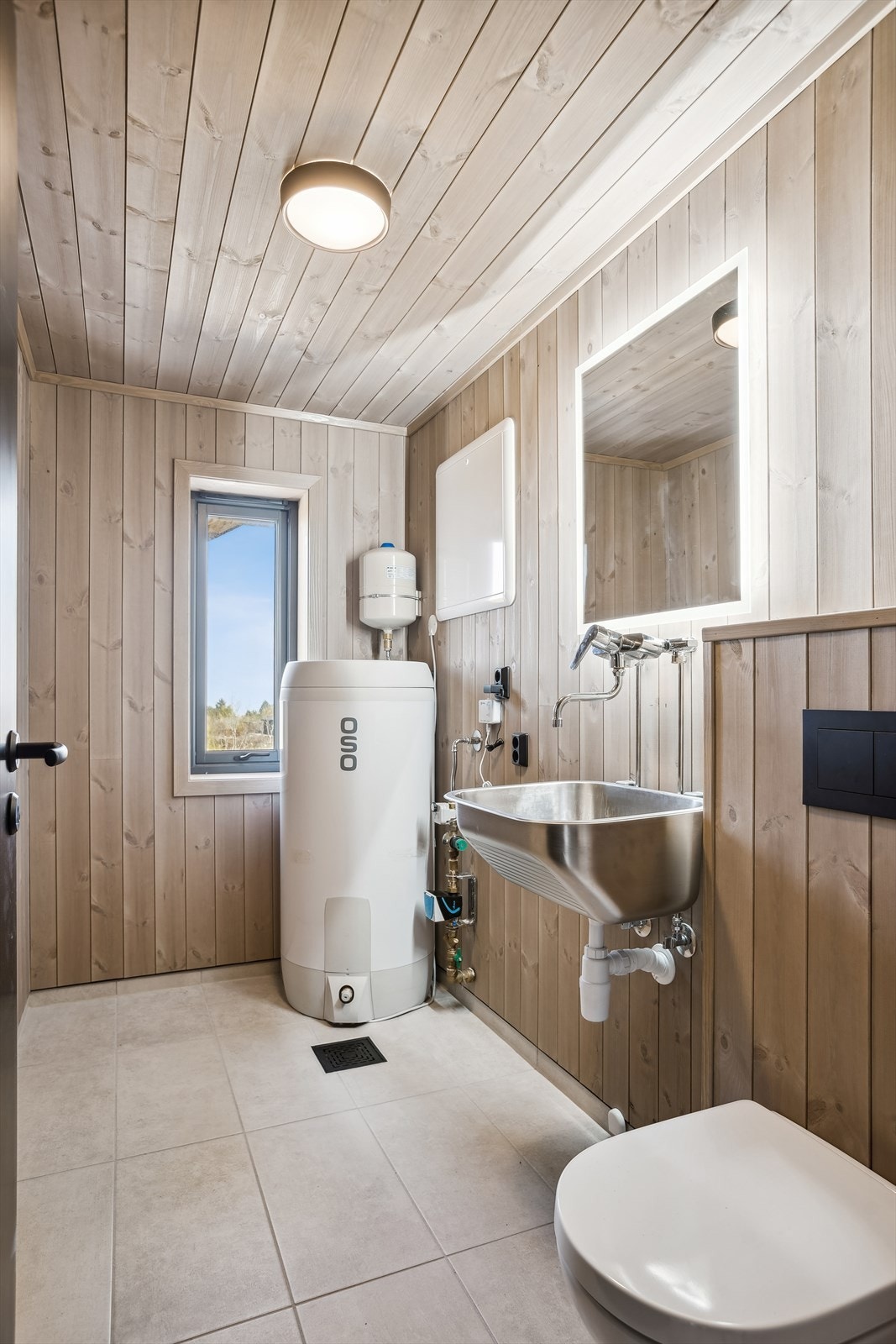 Hytta har eget praktisk vaskerom som er målt opp til 4 m², og utstyrt med bereder, rørfordelingsskap, skyllekum og stoppekran. Galleribilde