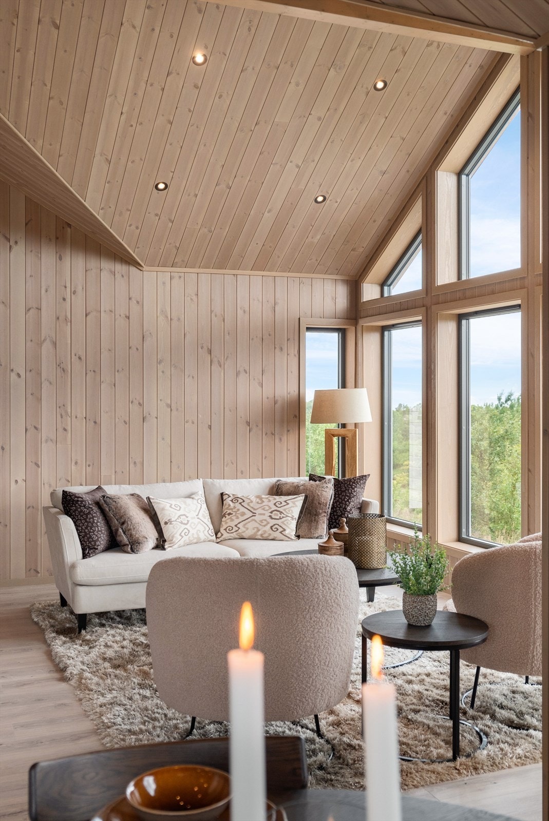 De store vindusflatene og god takhøyde gir stuen rikelig med naturlig lys på dagtid, så vel som en lun og hyggelig stemning på kveldstid. Galleribilde