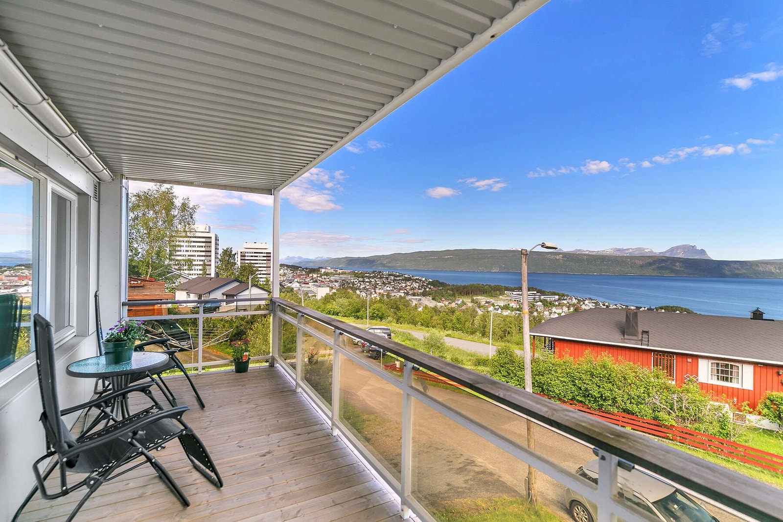 Overbygd veranda med praktfull utsikt Galleribilde