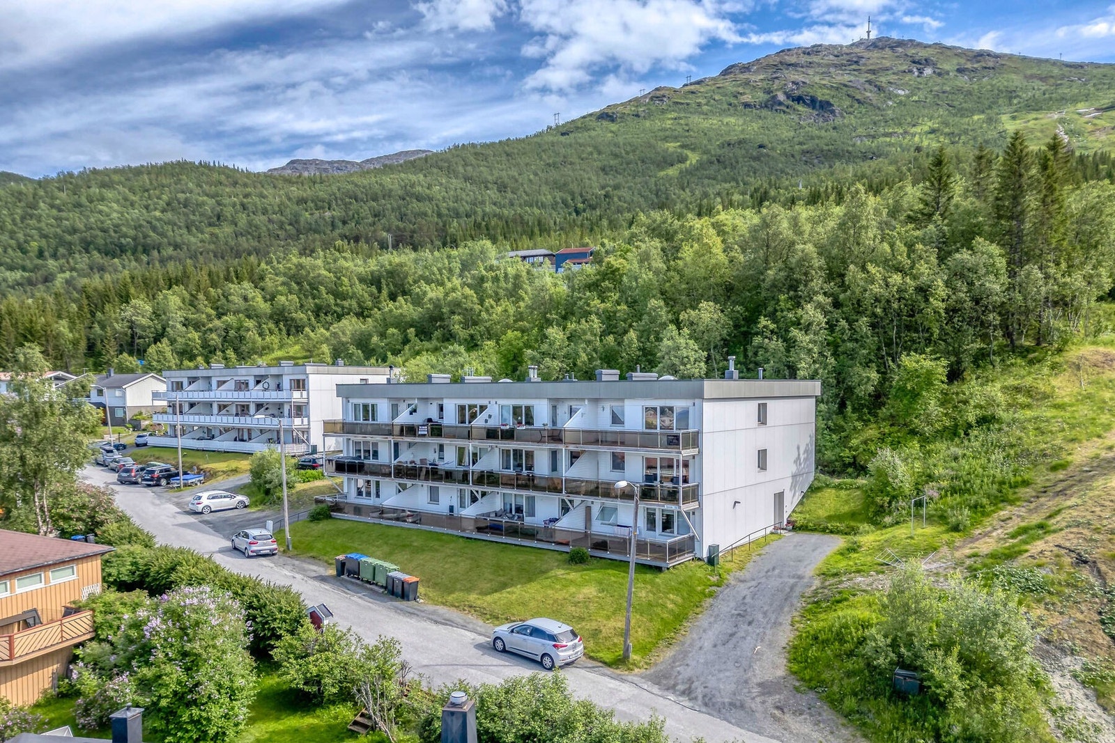 Bygningen grenser til skog og mark. Turområder i umiddelbar nærhet. Galleribilde