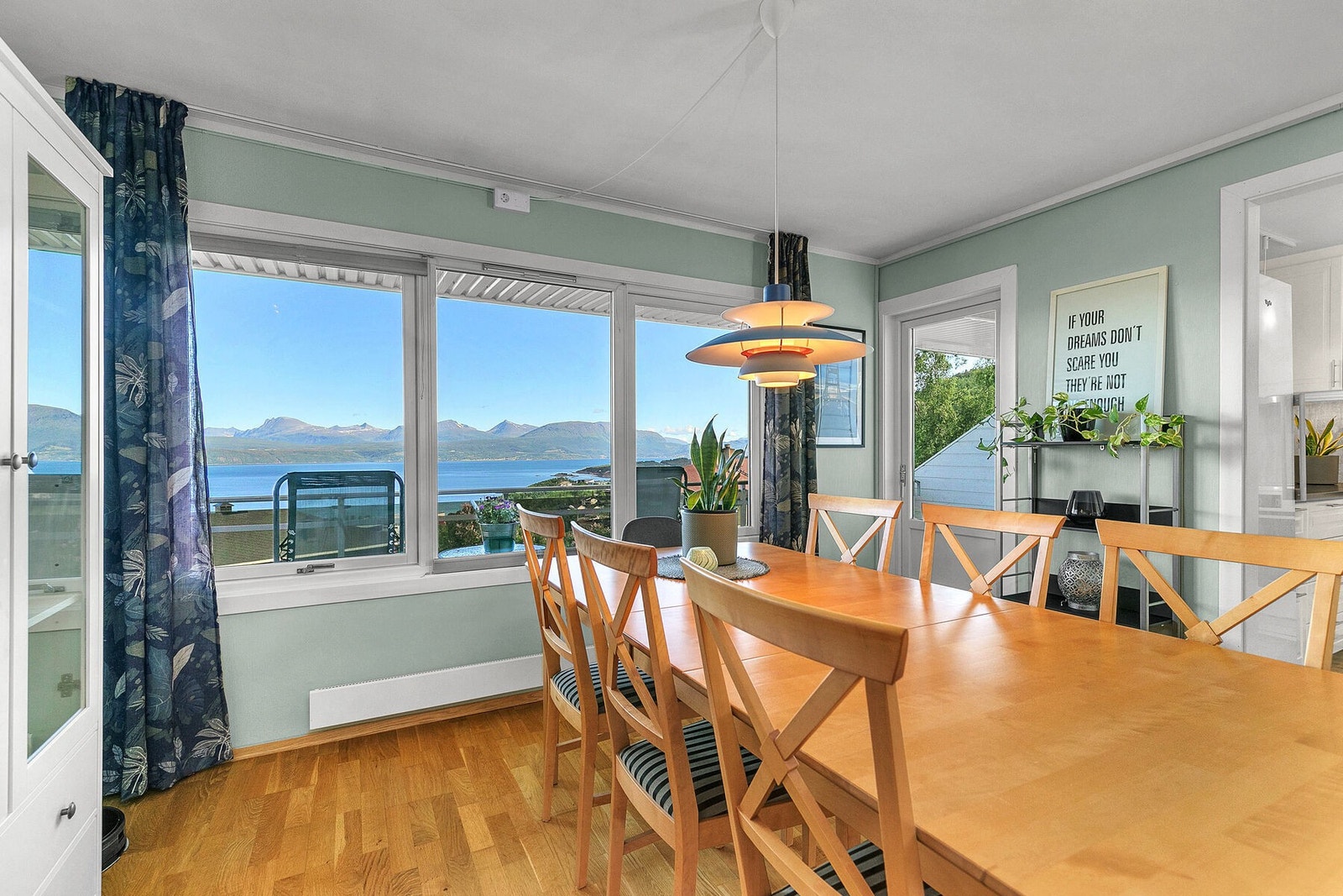 Stue med praktfull utsikt mot fjord og fjell Galleribilde