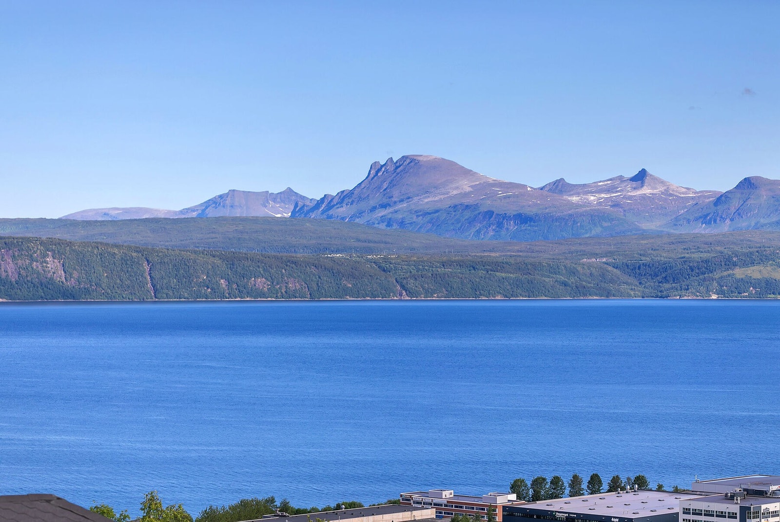 Praktfull utsikt mot fjord og fjell Galleribilde