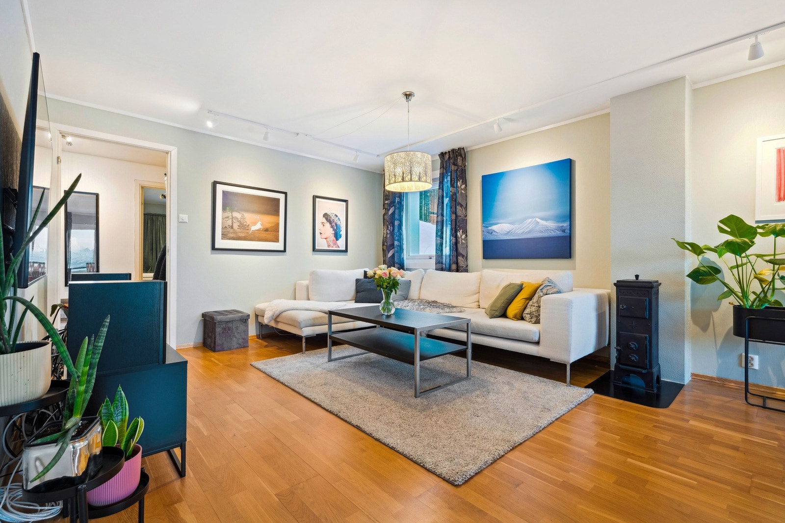 Stuen er malt opp med tidsriktige fargevalg. Galleribilde