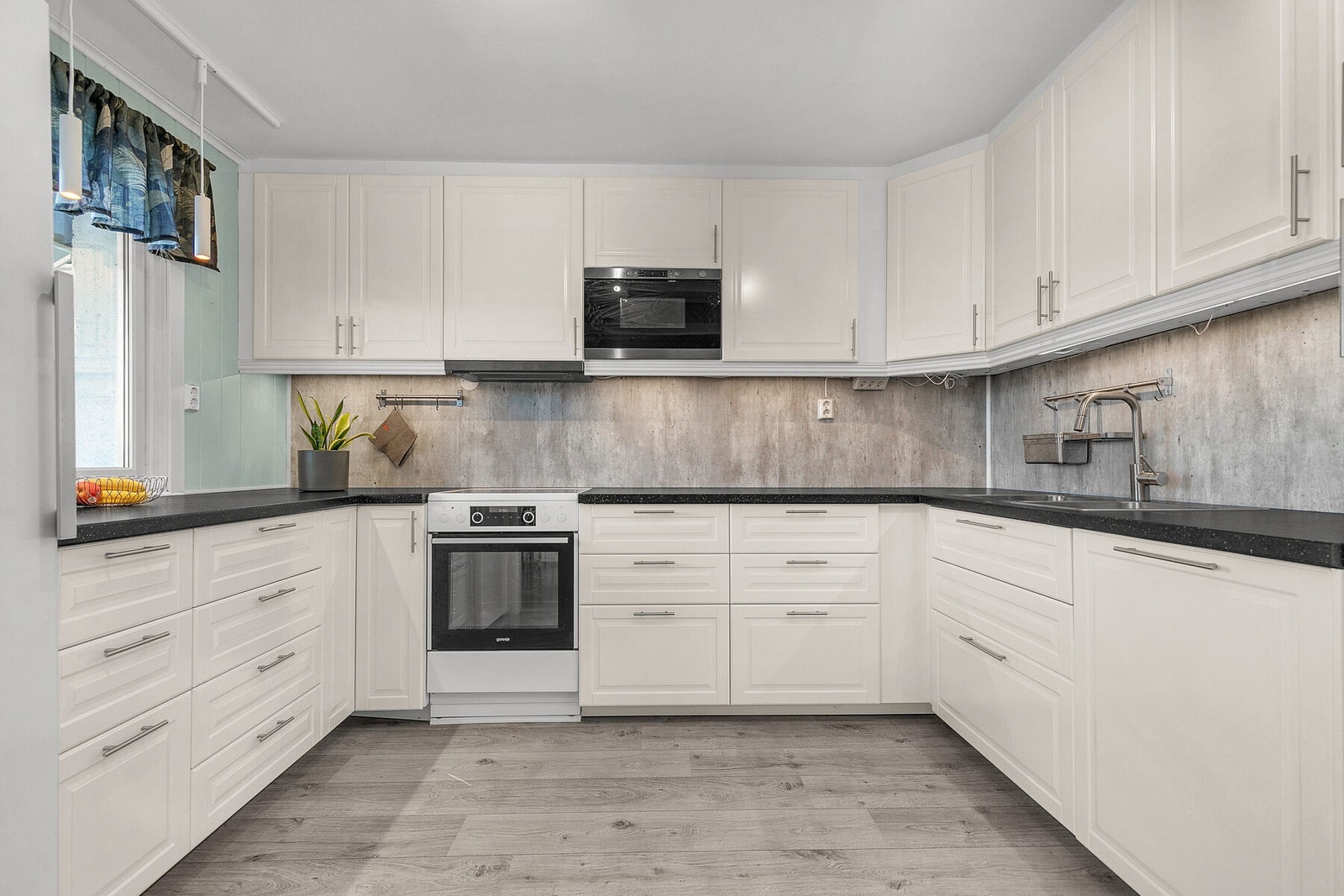 Kjøkkenet har komplette hvitevarer og rikelig med skuffer og skap. Galleribilde