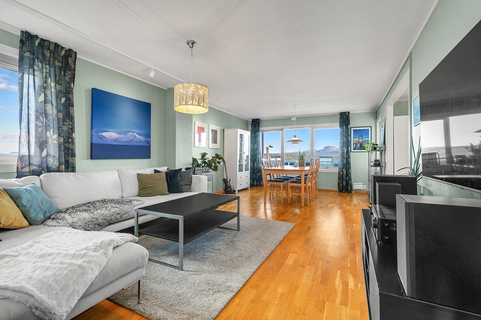 Lys og tiltalende stue. Leiligheten er en hjørneleilighet og har vindu på kortveggen. Galleribilde