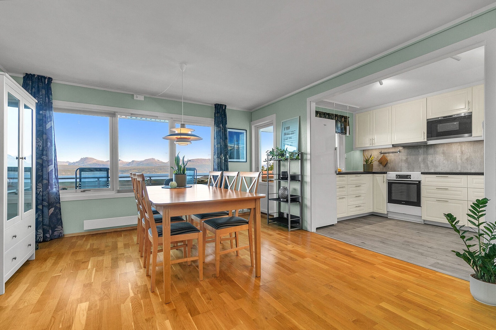 Lys og romslig leilighet med praktfull utsikt. Velkommen på visning! Galleribilde