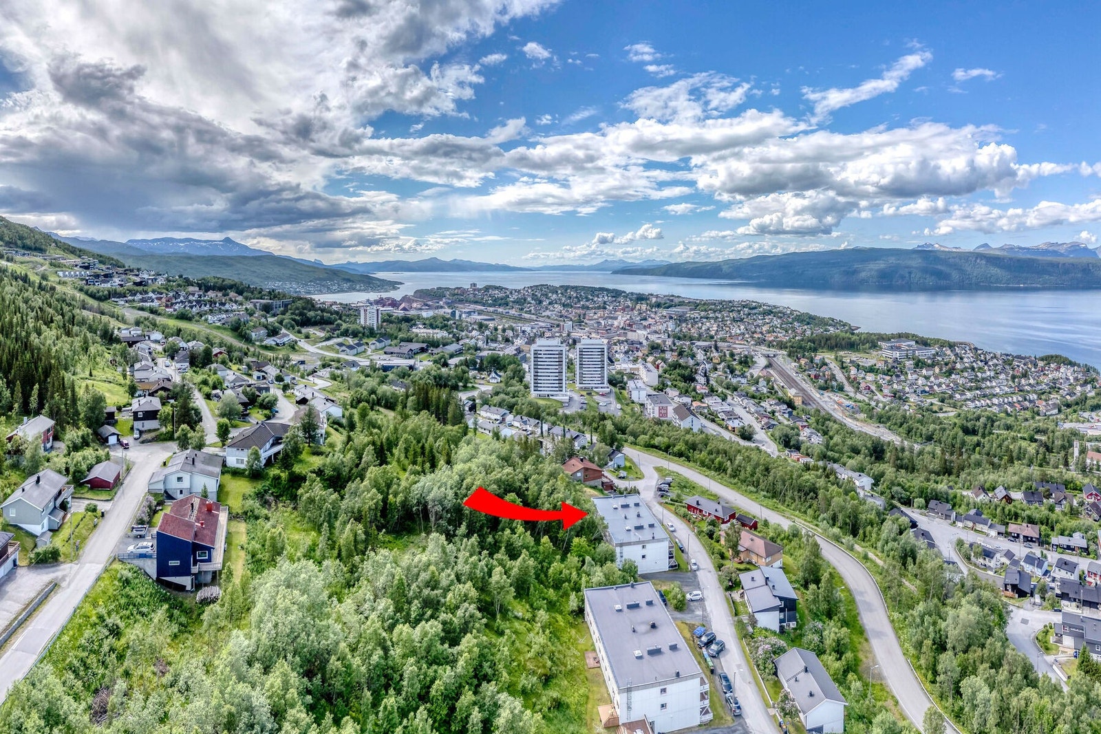 Gangavstand til dagligvarebutikker, barneskole, barnehage, skisenter og UiT Campus Narvik. Galleribilde