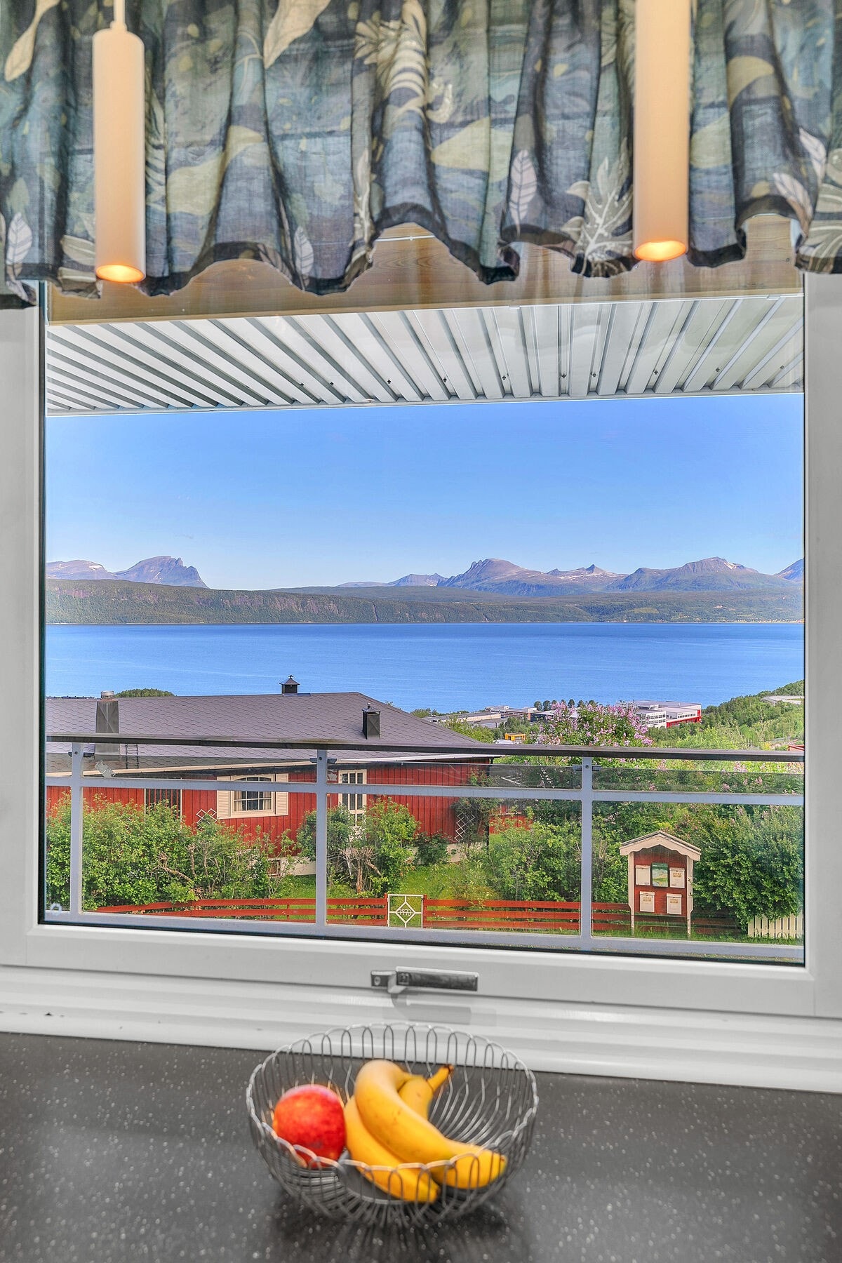 Praktfull utsikt fra kjøkkenbenken Galleribilde