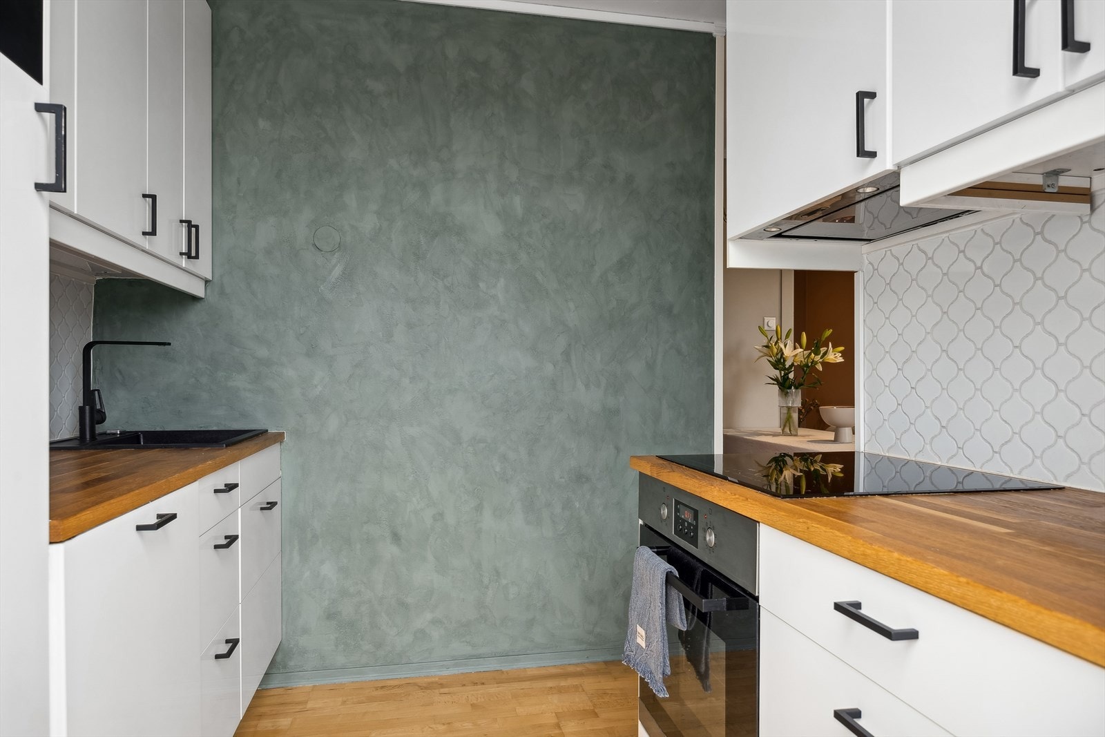 Kjøkkeninnredning med heltre benkeplate, over- og underskap med folierte fronter og skrog. Kjøkkenet har fått TG1 av byggesakkyndig. Galleribilde