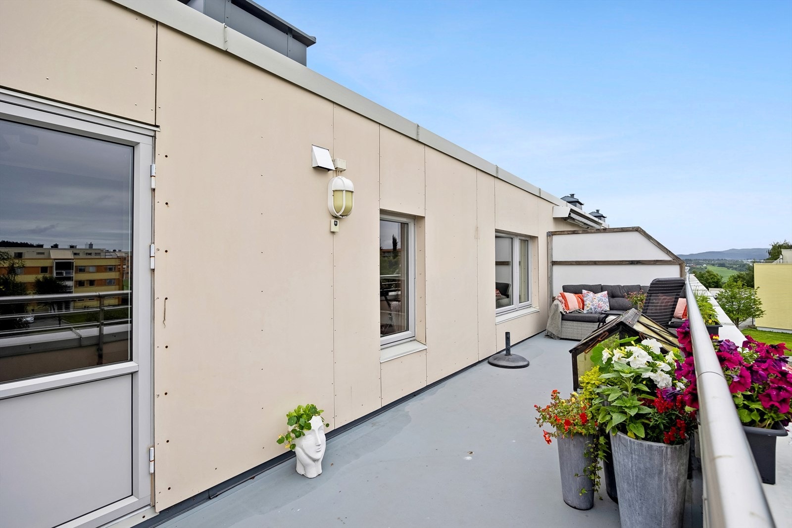 Vestvendt terrasse på hele 19 m² som nyter godt av gode solforhold. Galleribilde