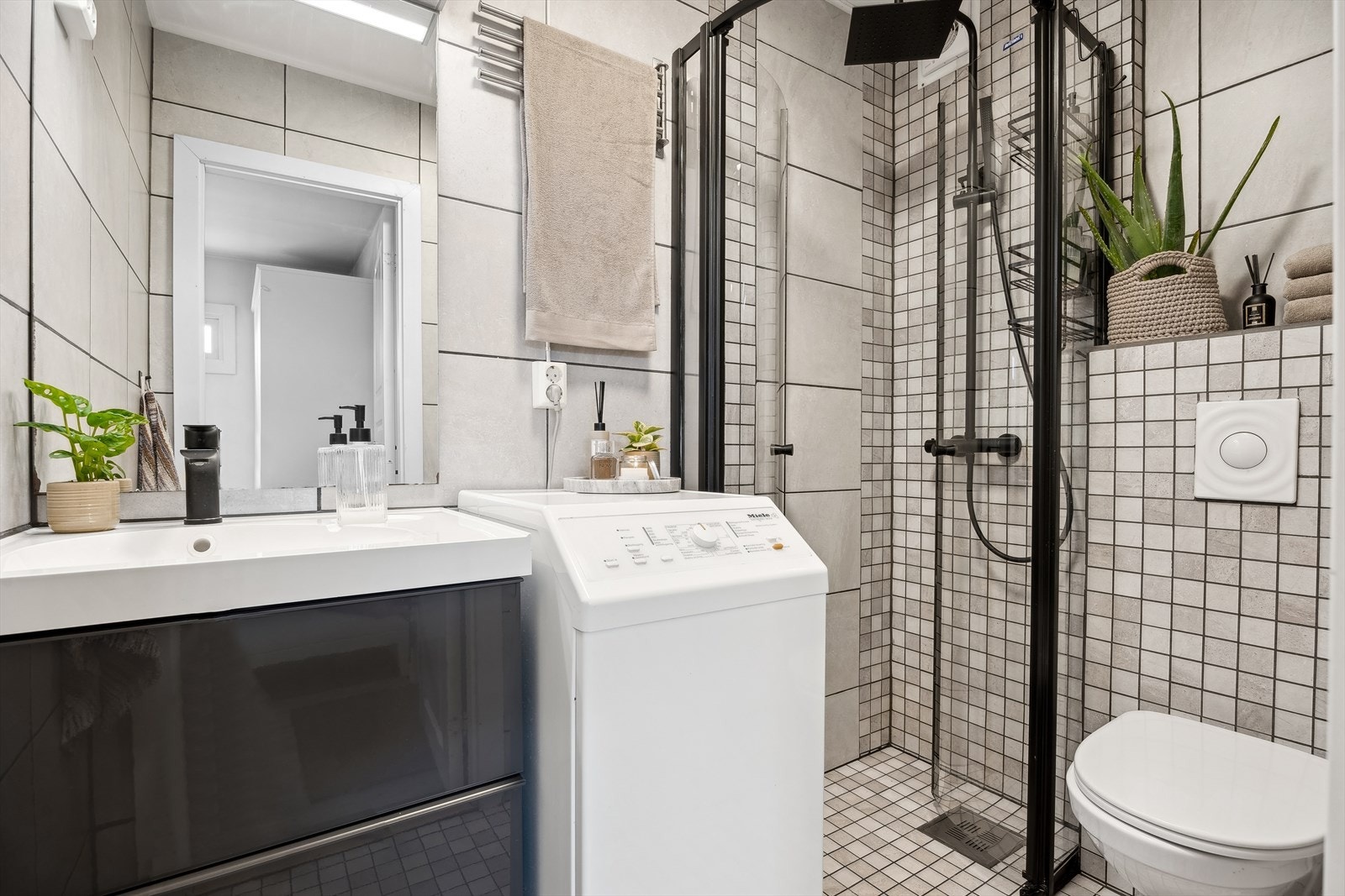 Pent flislagt bad som ble pusset opp av tidligere eier i 2017. Det ble byttet blandebatteri/dusj i 2022. Badet har fått TG1 av byggesakkyndig. Galleribilde