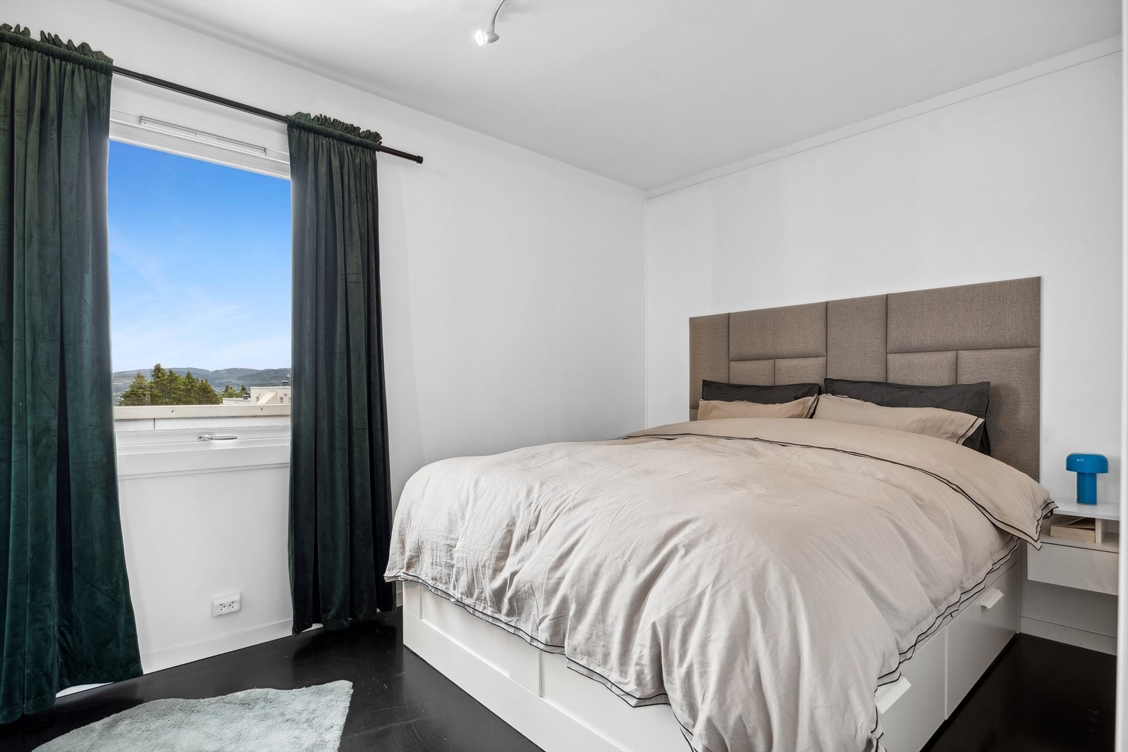 Soverommet er av god størrelse med sine 10,5 m². Vegg mot nabo er lydisolert. Galleribilde