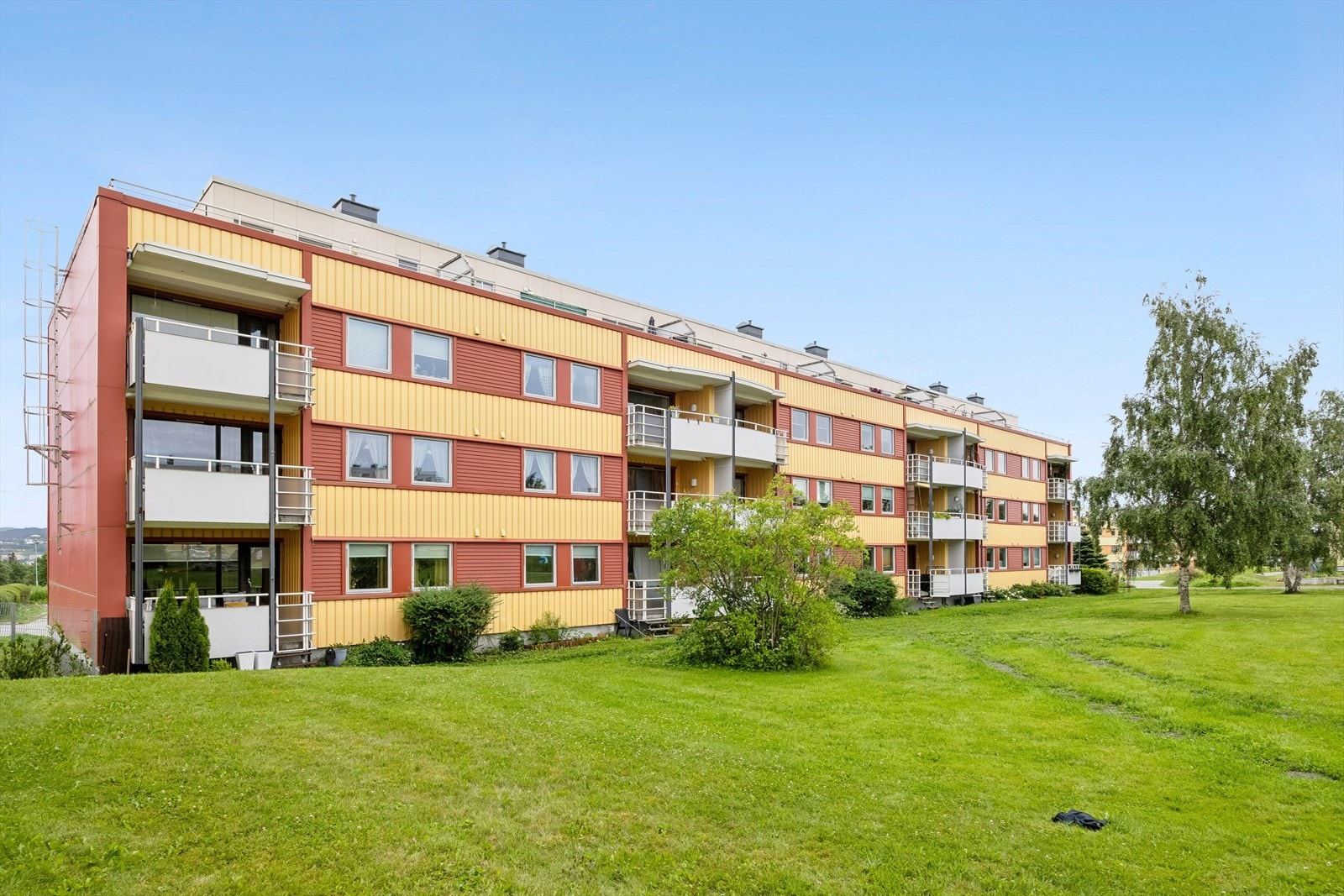 Leiligheten befinner seg i byggets toppetasje i et attraktivt og sentralt boligområde på Hallset/Munkvoll. Med kort vei til de fleste servicefunksjoner, samt flotte Bymarka med helårs turterreng. Galleribilde