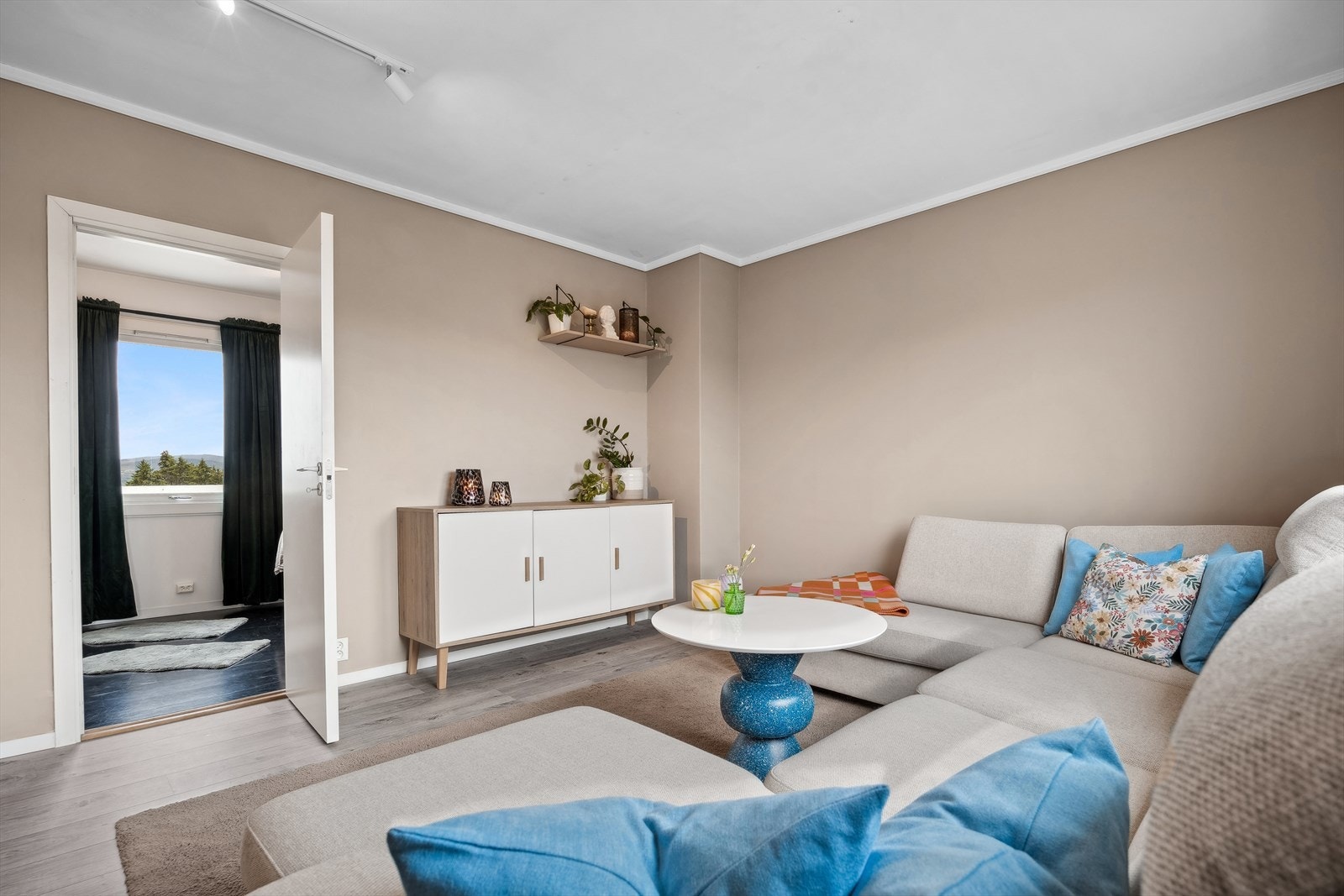 Pen stue på 21,5 m² malt i behagelig beige farge med naturlig plass for hjørnesofa. Galleribilde