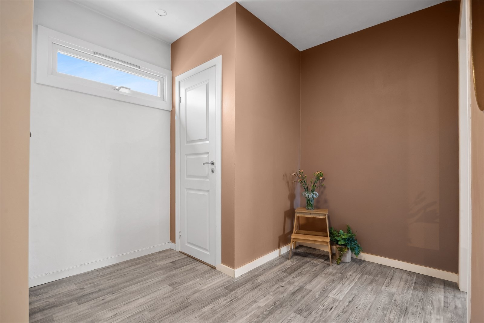 Romslig gang på 6,8 m² med direkte tilgang til en praktisk innvendig bod. Galleribilde
