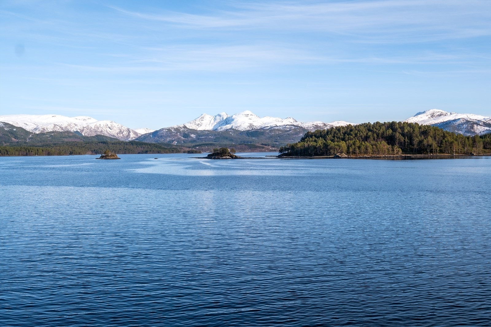 Fra leiligheten får man fantastiske utsiktsforhold over Skålvikfjorden. Galleribilde