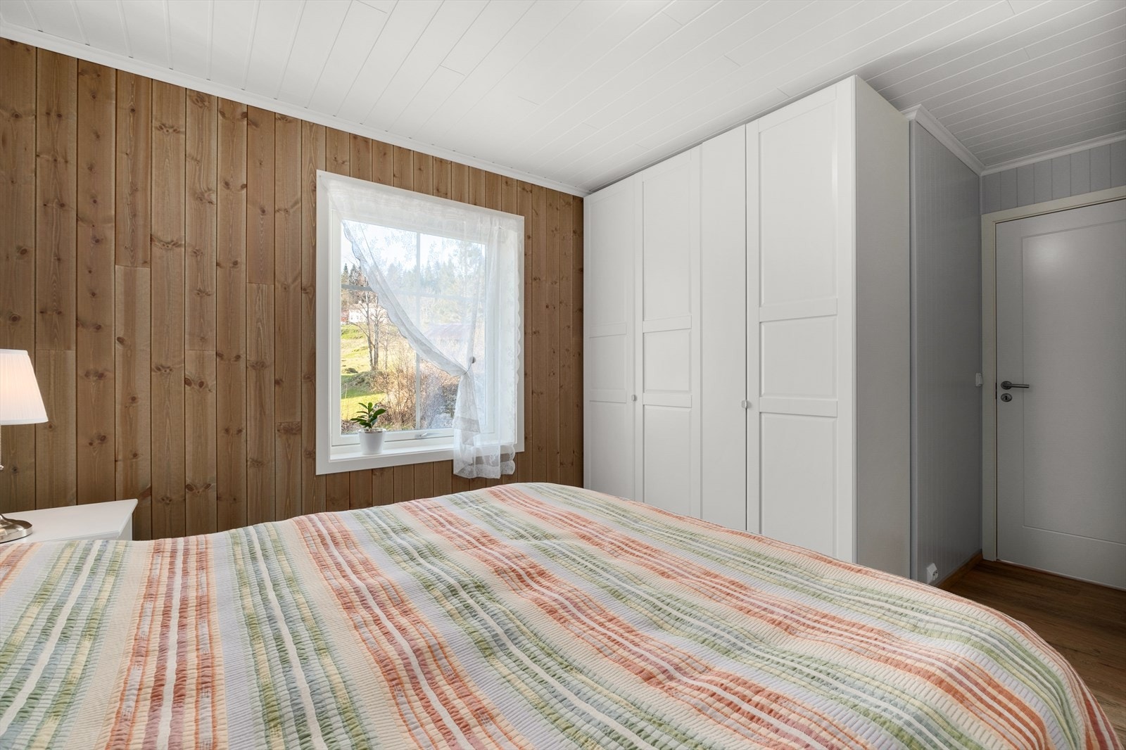 Det er satt inn en romslig garderobeløsning som medfølger handelen. Galleribilde