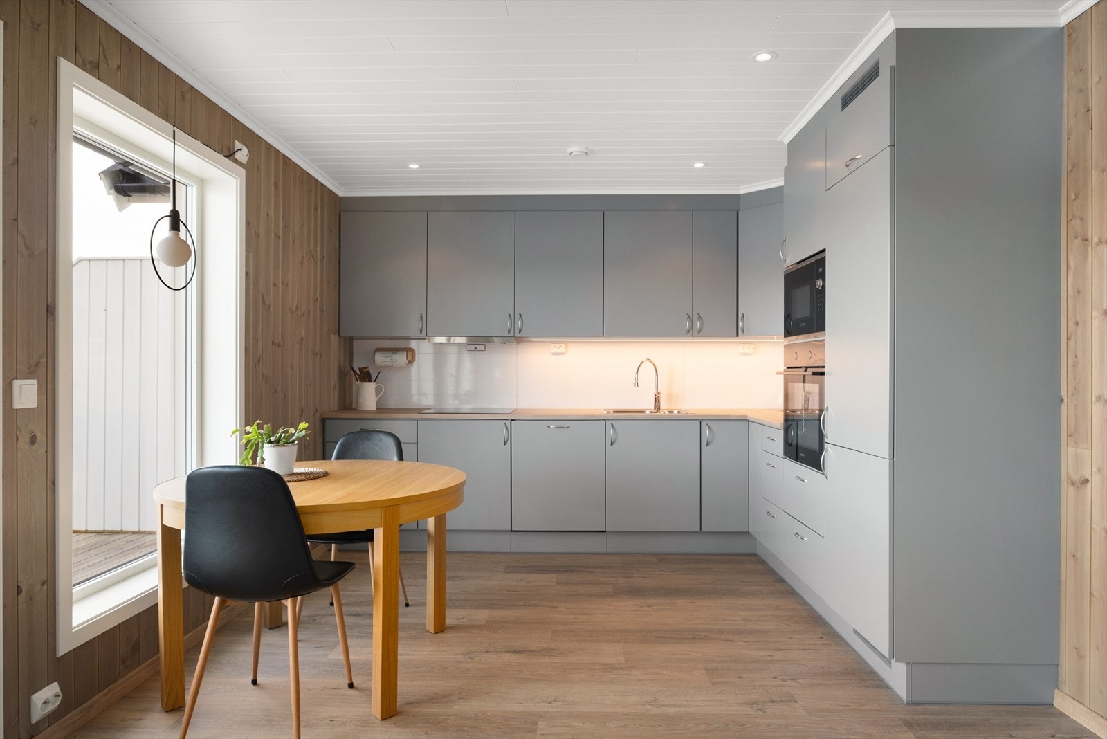 Kjøkken er av god størrelse, og byr på rikelig med skap- og benkeplass. Galleribilde