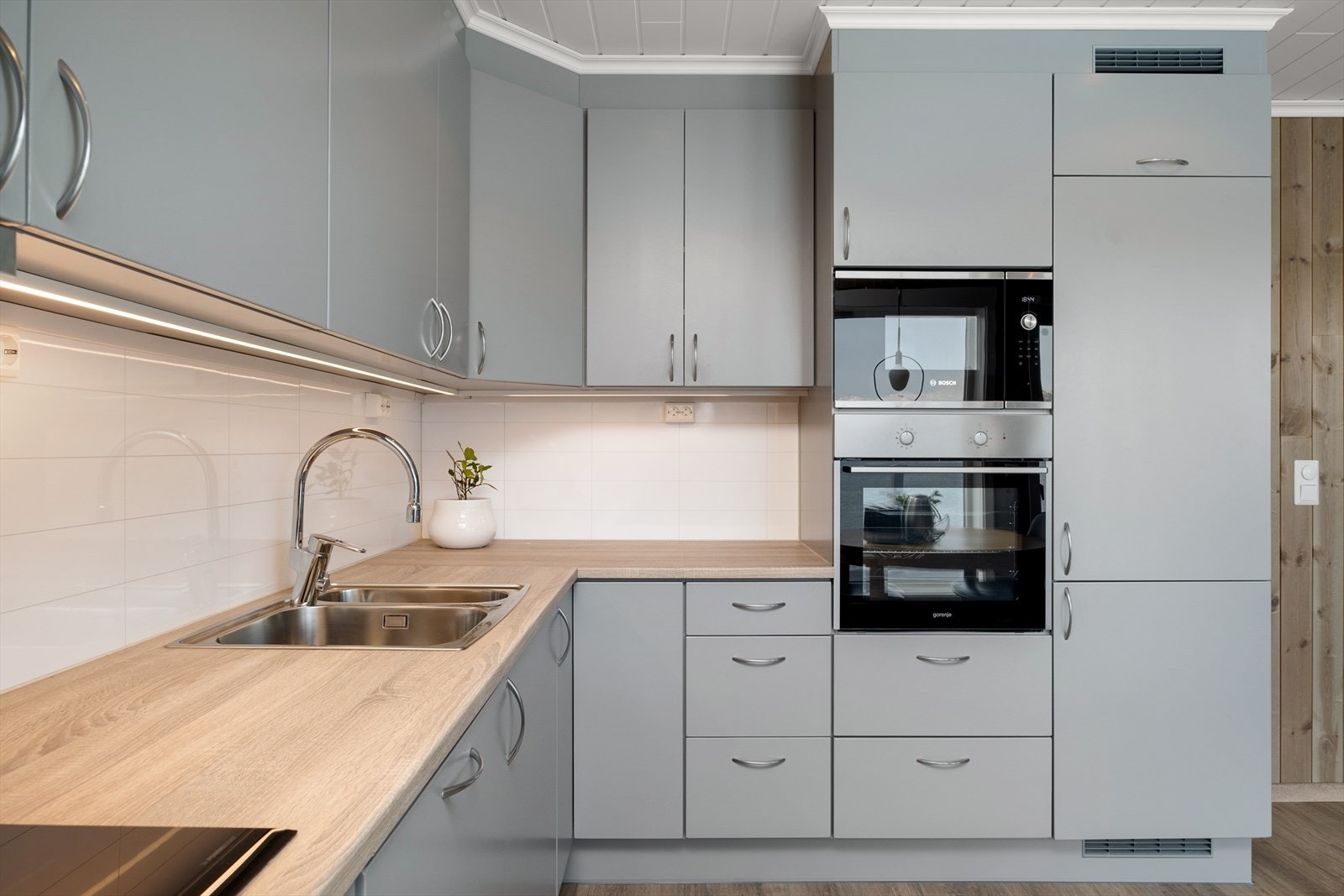 Kjøkkenet er vurdert til tilstandsgrad 1 av takstmann, og anses dermed å holde en god standard. Galleribilde