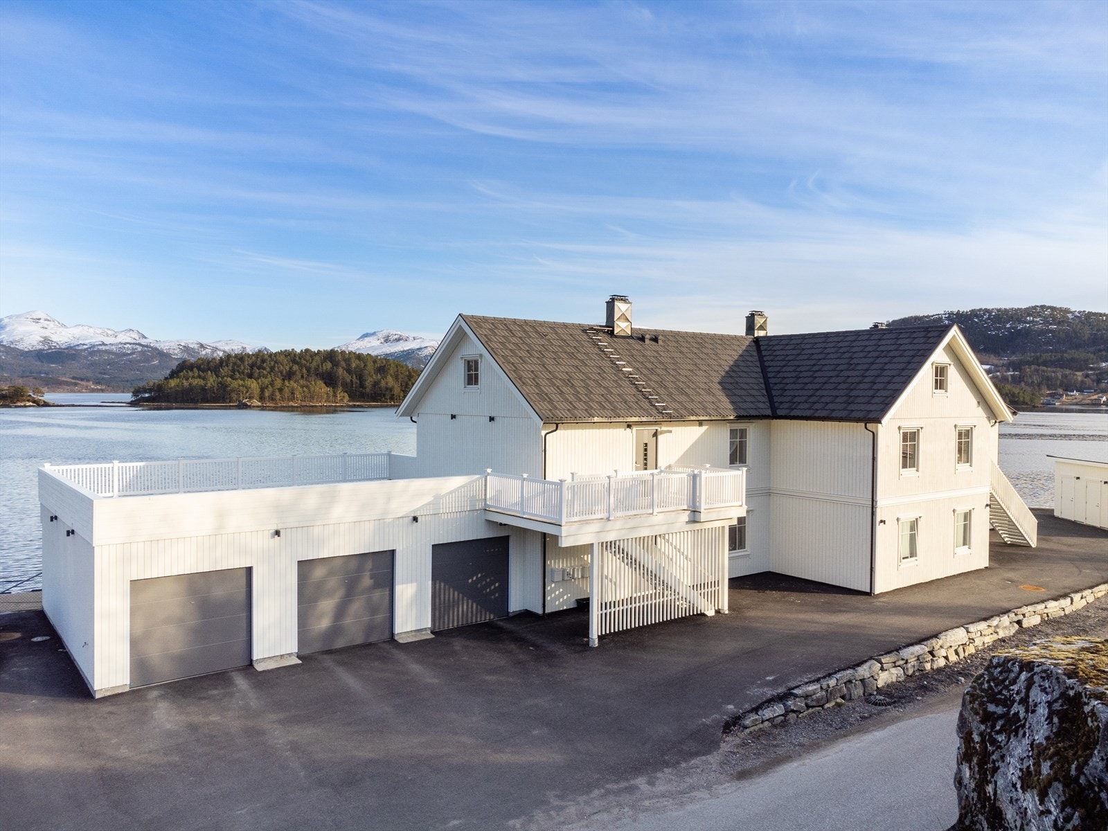 Det medfølger parkeringsplass i garasje. Galleribilde