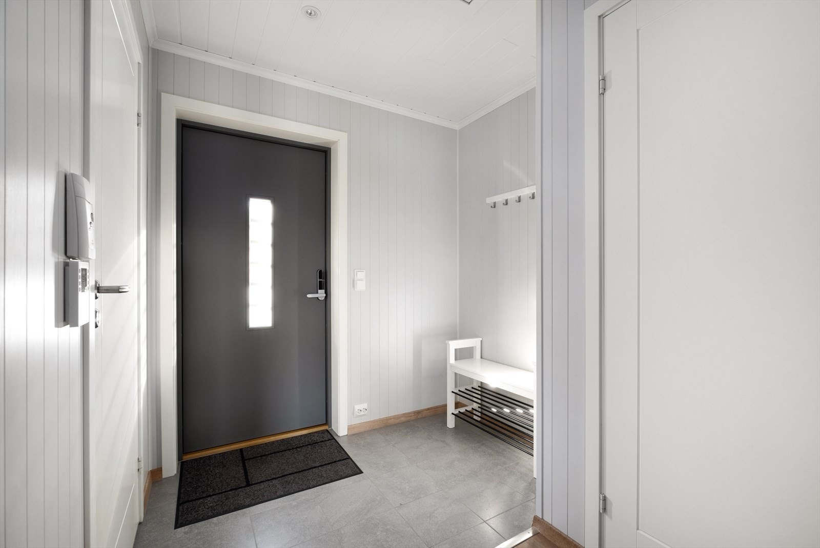Boligen er utstyrt med kodelås, noe som sørger for enkel adkomst. Når man kommer inn i boligen trer man inn i en romslig entré som byr på rikelig med lagringsplass. Galleribilde