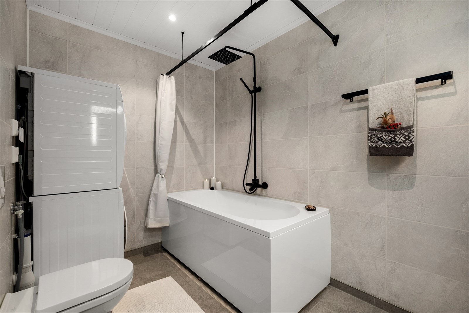 Baderommet er i likhet med resten av leiligheten vurdert til tilstandsgrad 1. Her får du kvaliteter som gulvvarme, opplegg for vaskemaskin, badekar, dusj og vegghengt toalett. Galleribilde