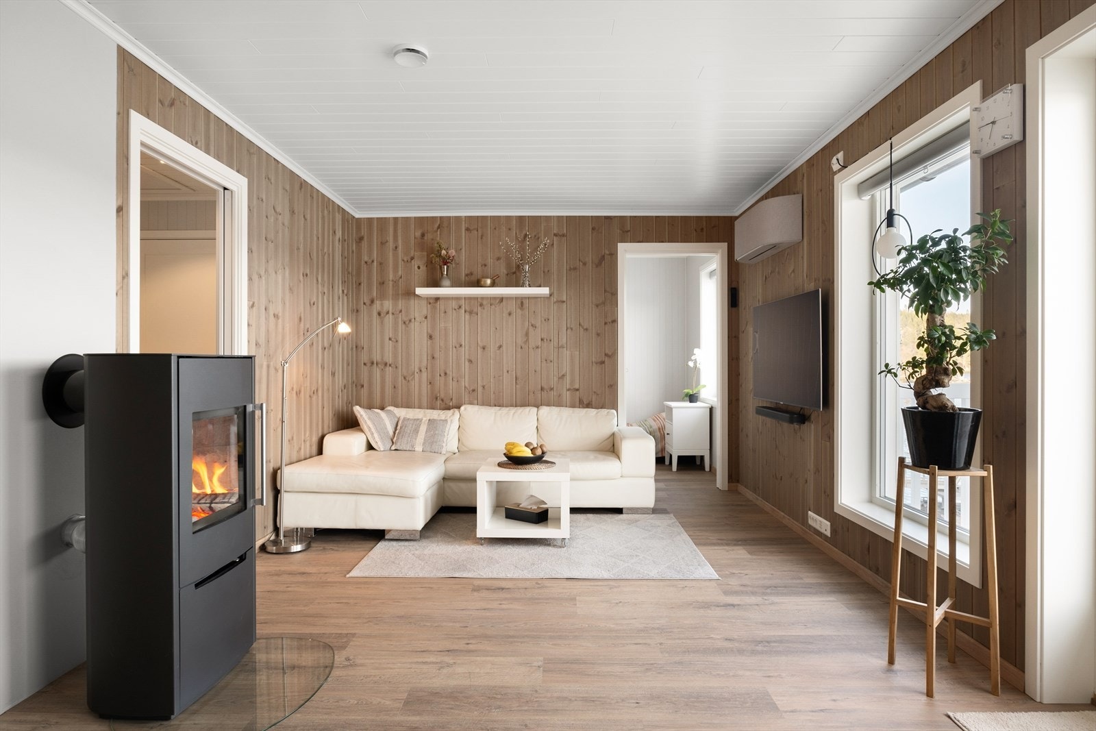 Boligen varmes opp gjennom både varmepumpe og vedfyring. Det er innvendig bod i leiligheten. Galleribilde