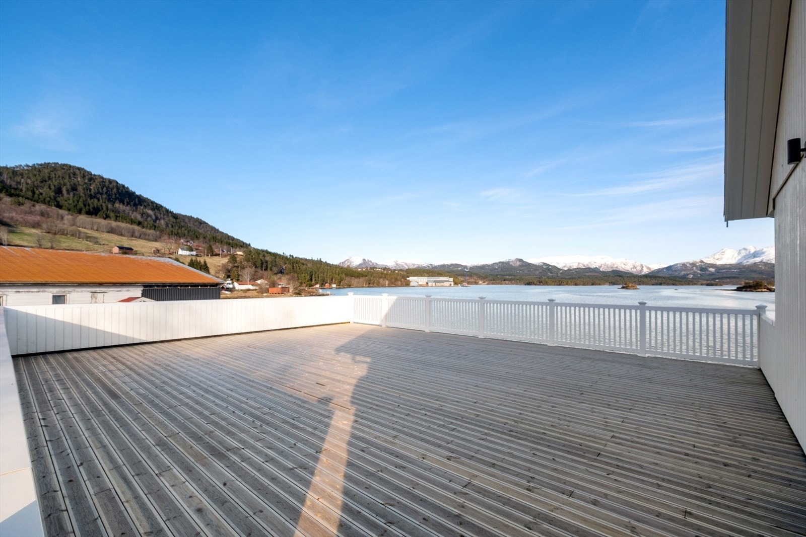 På toppen av garasjene er det en romslig og felles terrasse man kan benytte seg av. Galleribilde