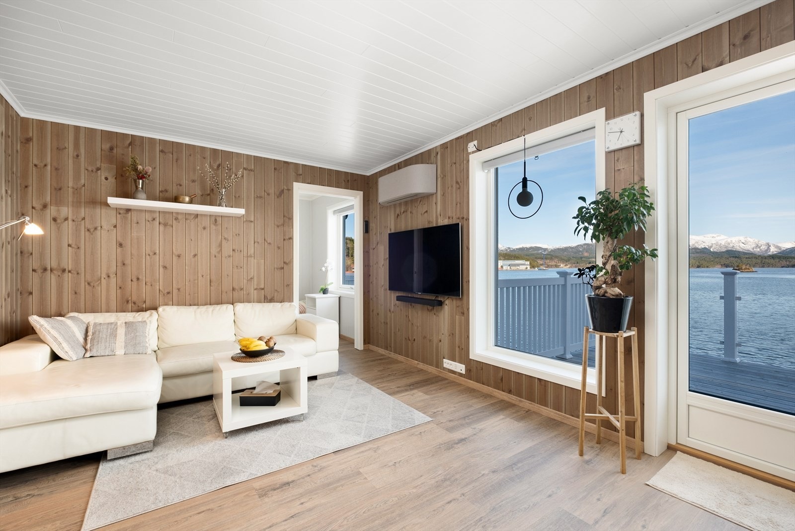 Rause vindusflater som sørger for rikelig med naturlig lysinnslipp. Galleribilde