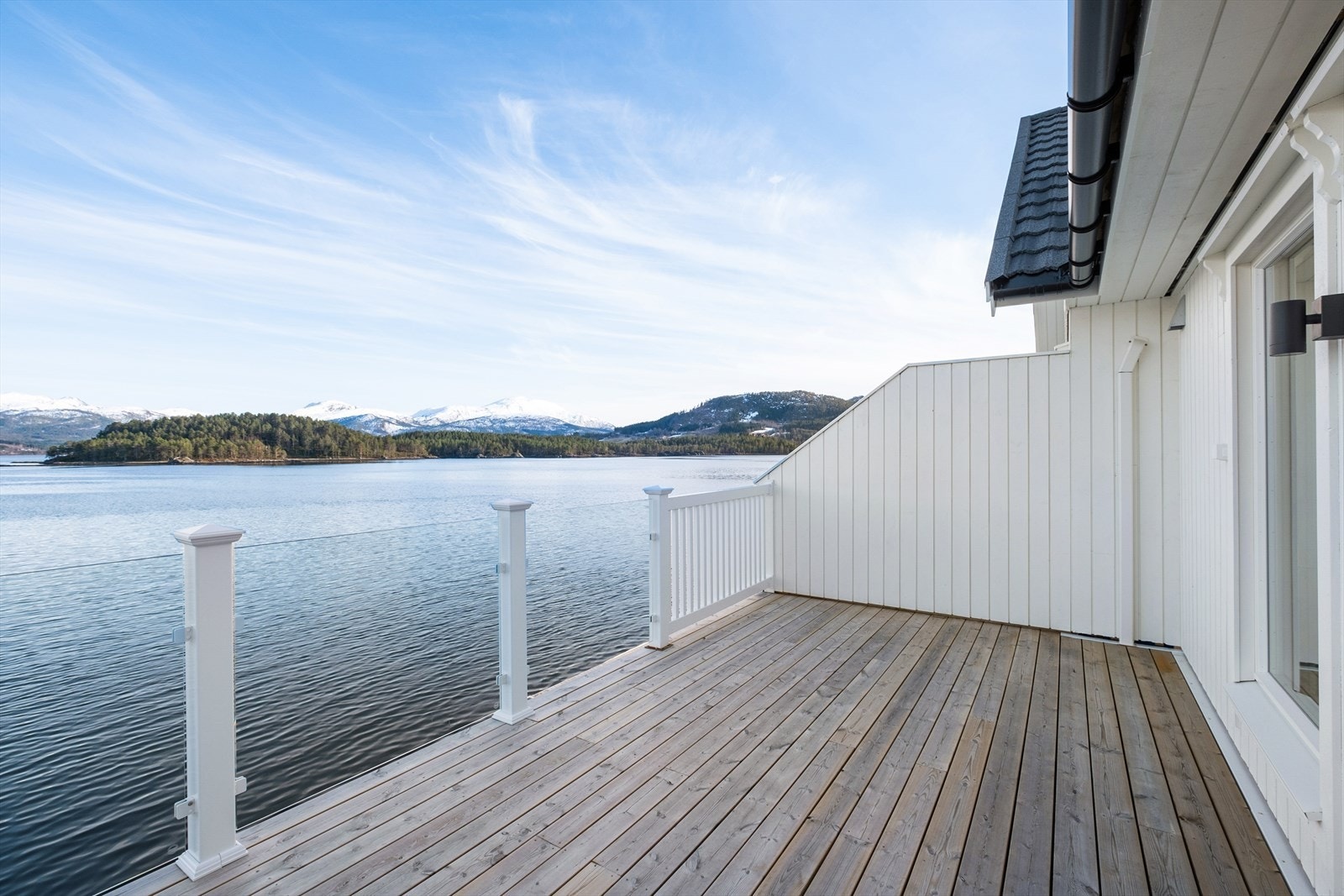 Balkongen er av god størrelse, her kan man nyte sene sommerkvelder. Her har man svært gode solforhold på dagtid. Galleribilde