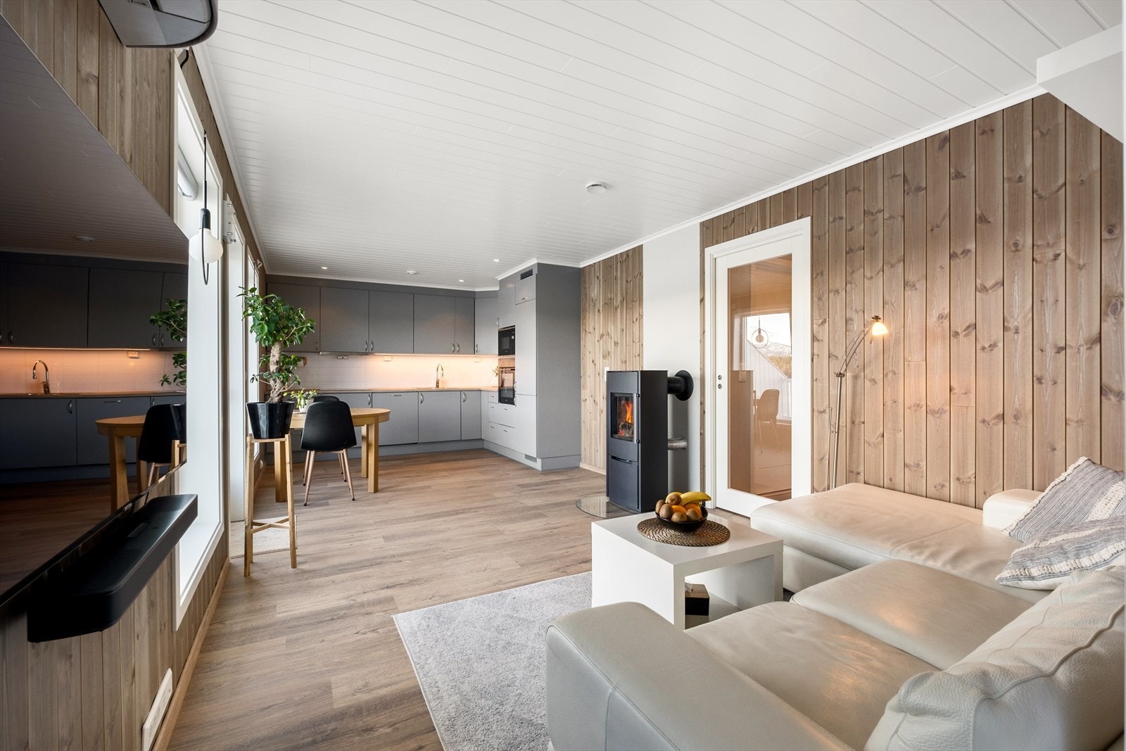 Leiligheten byr på en åpen stue- og kjøkkenløsning med god plass til å møblere etter eget ønske. Galleribilde