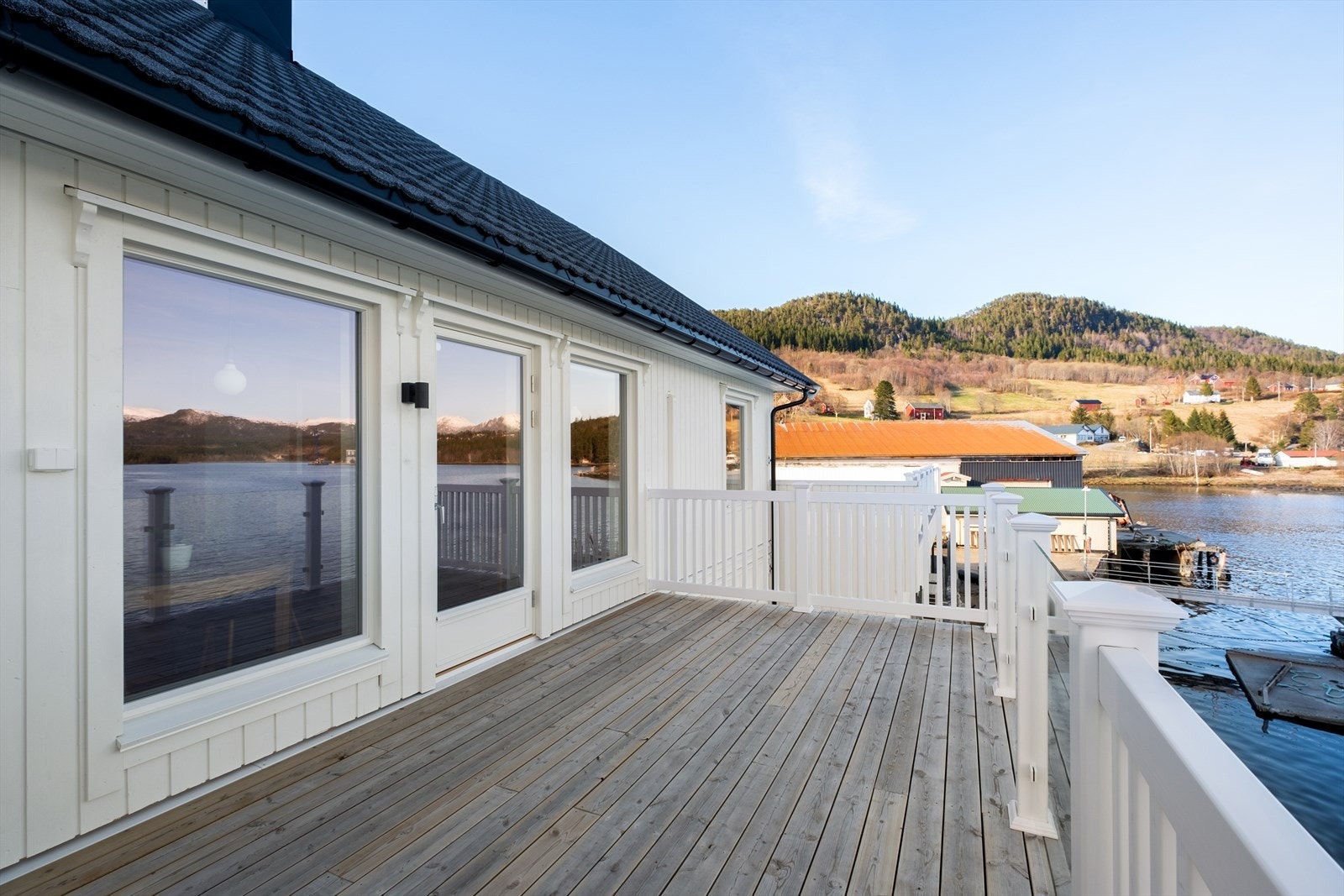 En kjøretur på kun 3 minutter tar deg til Liabøen, hvor man finner Coop Prix Vågland. Ønsker man å gå, tar det ca. 20 minutter. Butikken holder åpent 08-22 på hverdag, og 09-20 på lørdager. Her er også skole, barnehage og idrettshall. Galleribilde