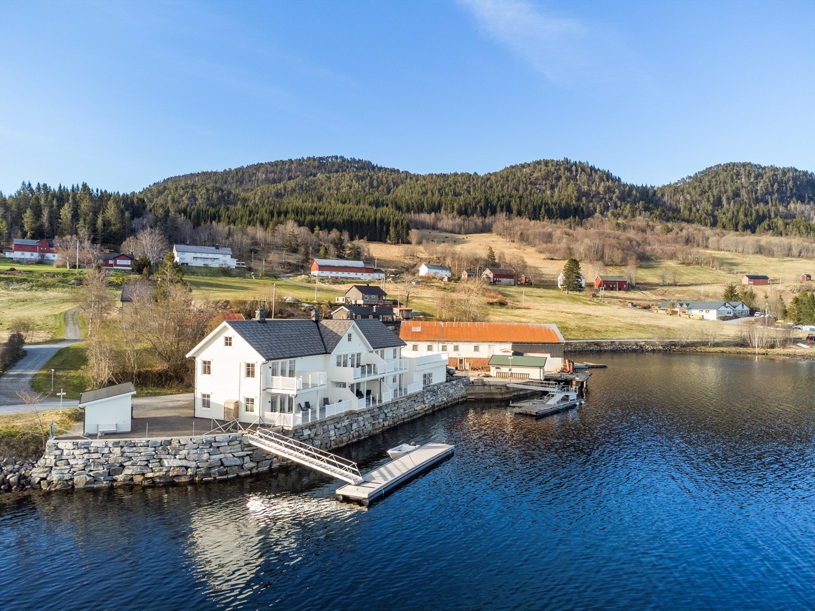 Leiligheten har en fantastisk beliggenhet nede med sjøkanten på Vågland. Det medfølger også båtplass like utenfor døren. Galleribilde