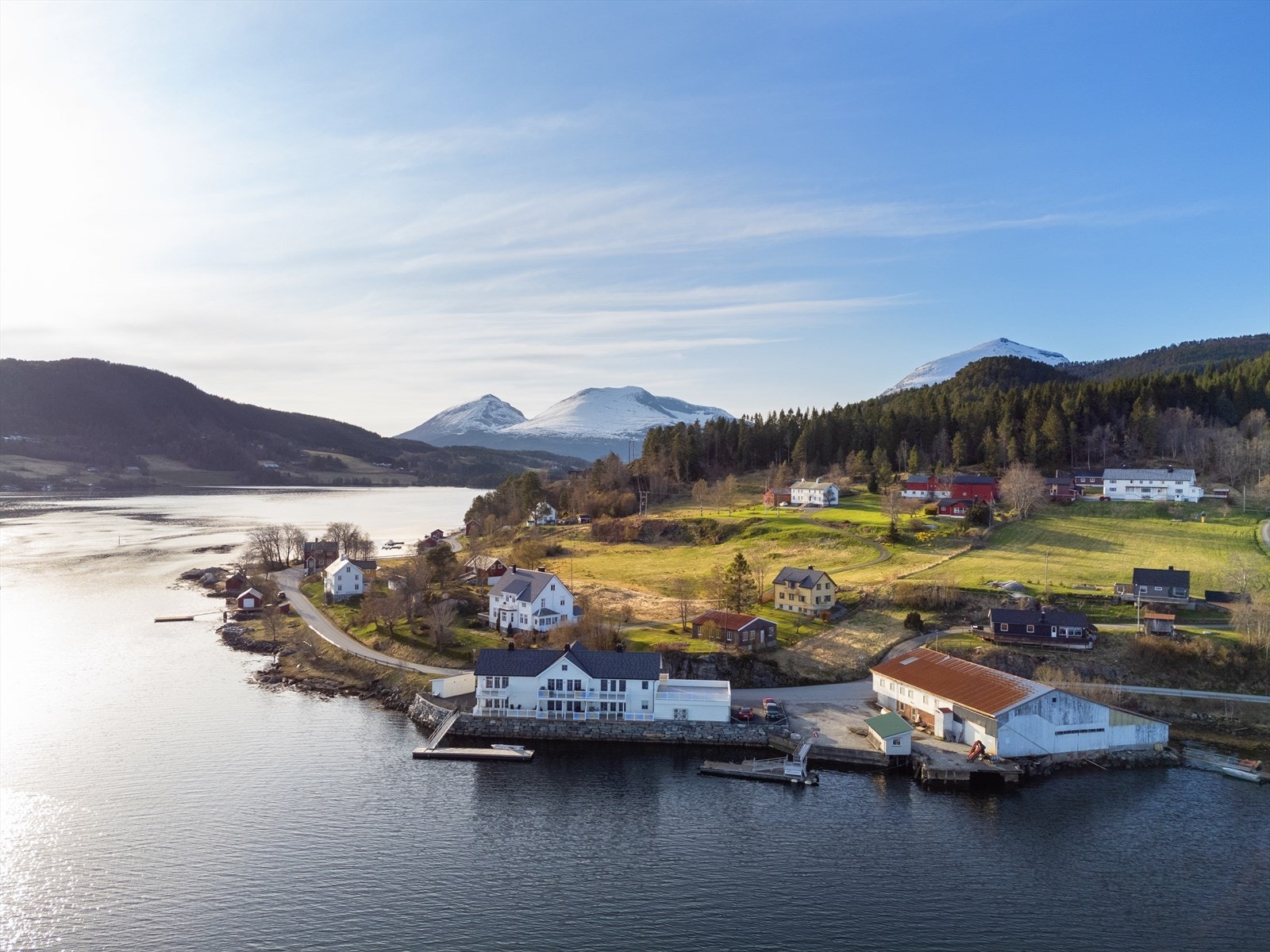 Her er man omkranset av flotte fjorder og fjell, med umiddelbar nærhet til alt naturen har å by på. Umiddelbar nærhet til fiske og båtliv. Galleribilde
