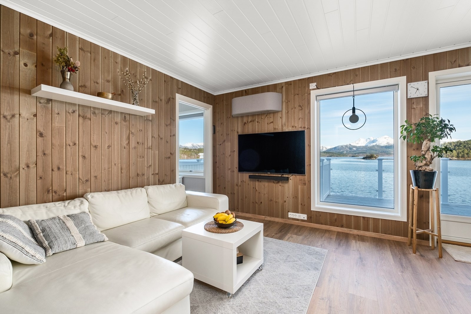 Det er svært lave felleskostnader på kun 1.500,- per mnd. Felleskostnadene inkluderer felles strøm, forsikring av bygg og brygge samt snømåking. Galleribilde