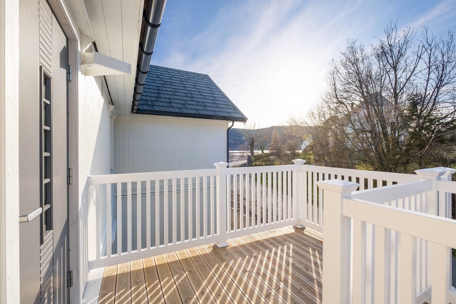 Også på baksiden av boligen har man en hyggelig terrasse. Galleribilde