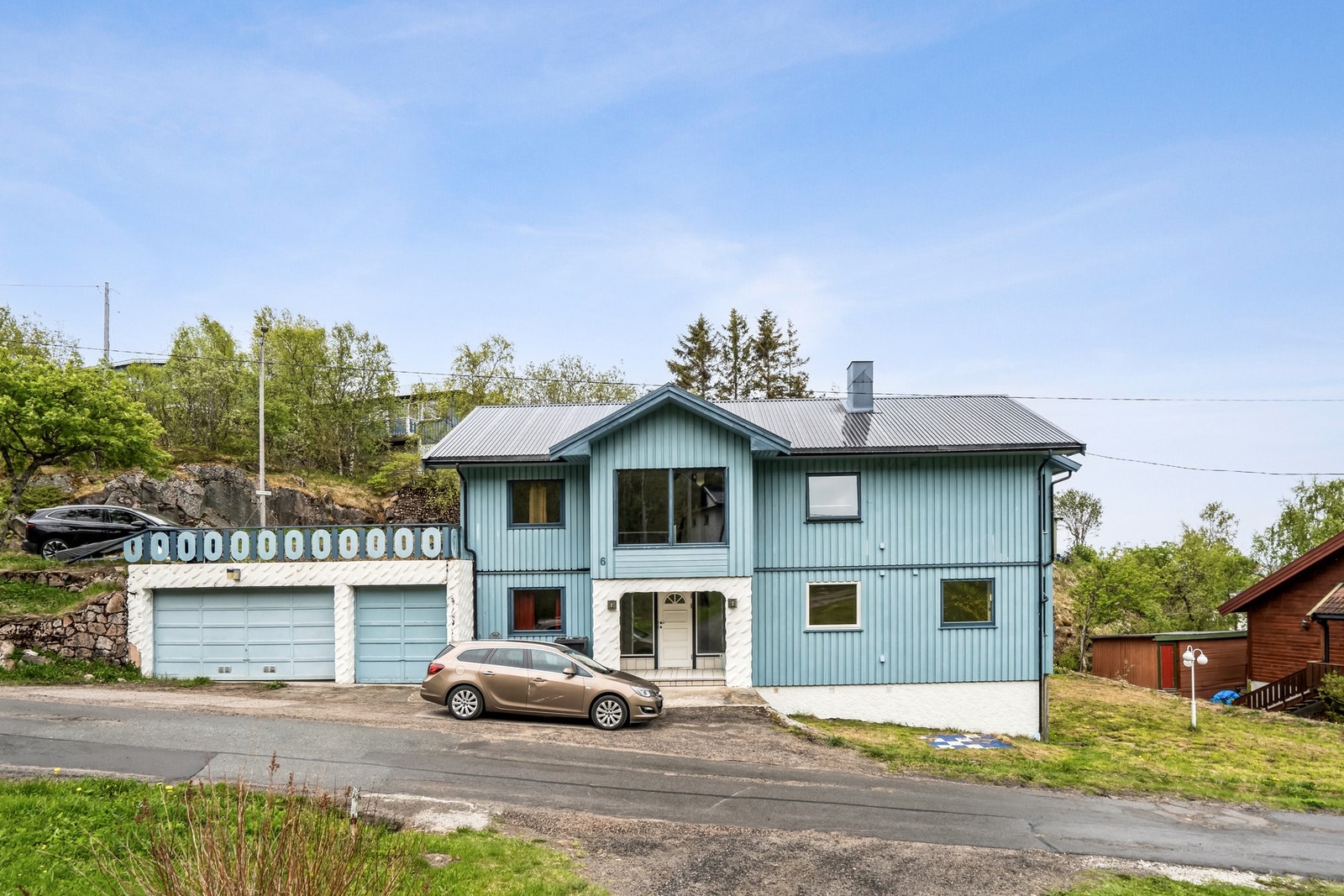 Fasade og parkeringsmuligheter i garasje og på gårdsplass Galleribilde
