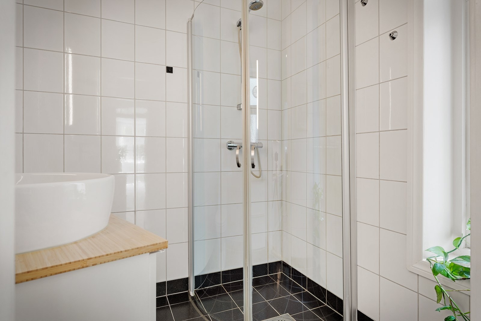 - Ny baderomsinnredning med servant, nytt blandebatteri/kran v/servant og nytt speilskap med belysning i 2022 - Galleribilde