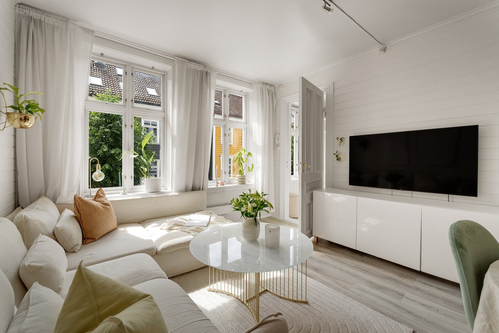 - Leiligheten har et totalt BRA-i på 44m² og inneholder entré, mellomgang, stue, kjøkken, soverom og bad - Galleribilde