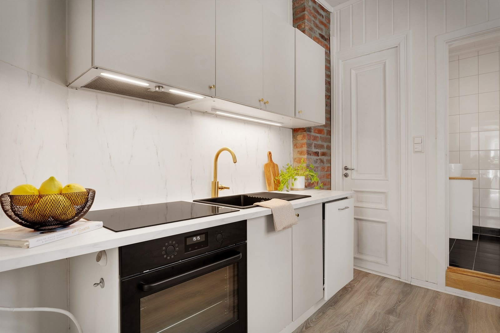 - Kjøkkenet ble oppgradert i 2022 med ny benkeplate, vask, blandebatteri/kran, stekeovn, platetopp, ventilator og kitchen boards over benkeplate - Galleribilde
