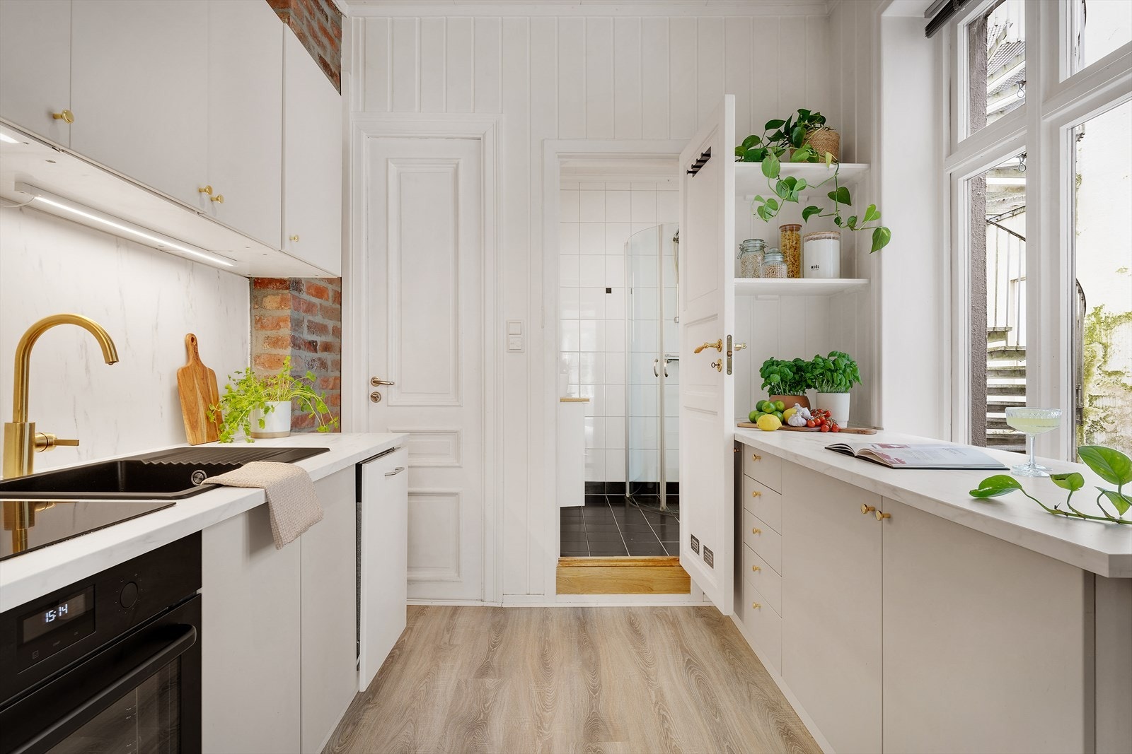 - Tidløs kjøkkeninnredning fra IKEA med slette fronter og benkeplate av laminat - Galleribilde