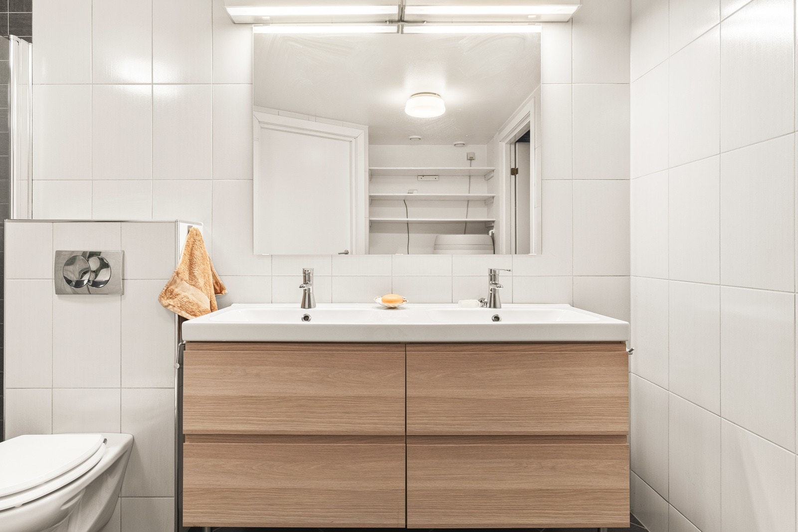 Det er benyttet fliser på gulv og vegger, samt malte flater i himlingen. Galleribilde