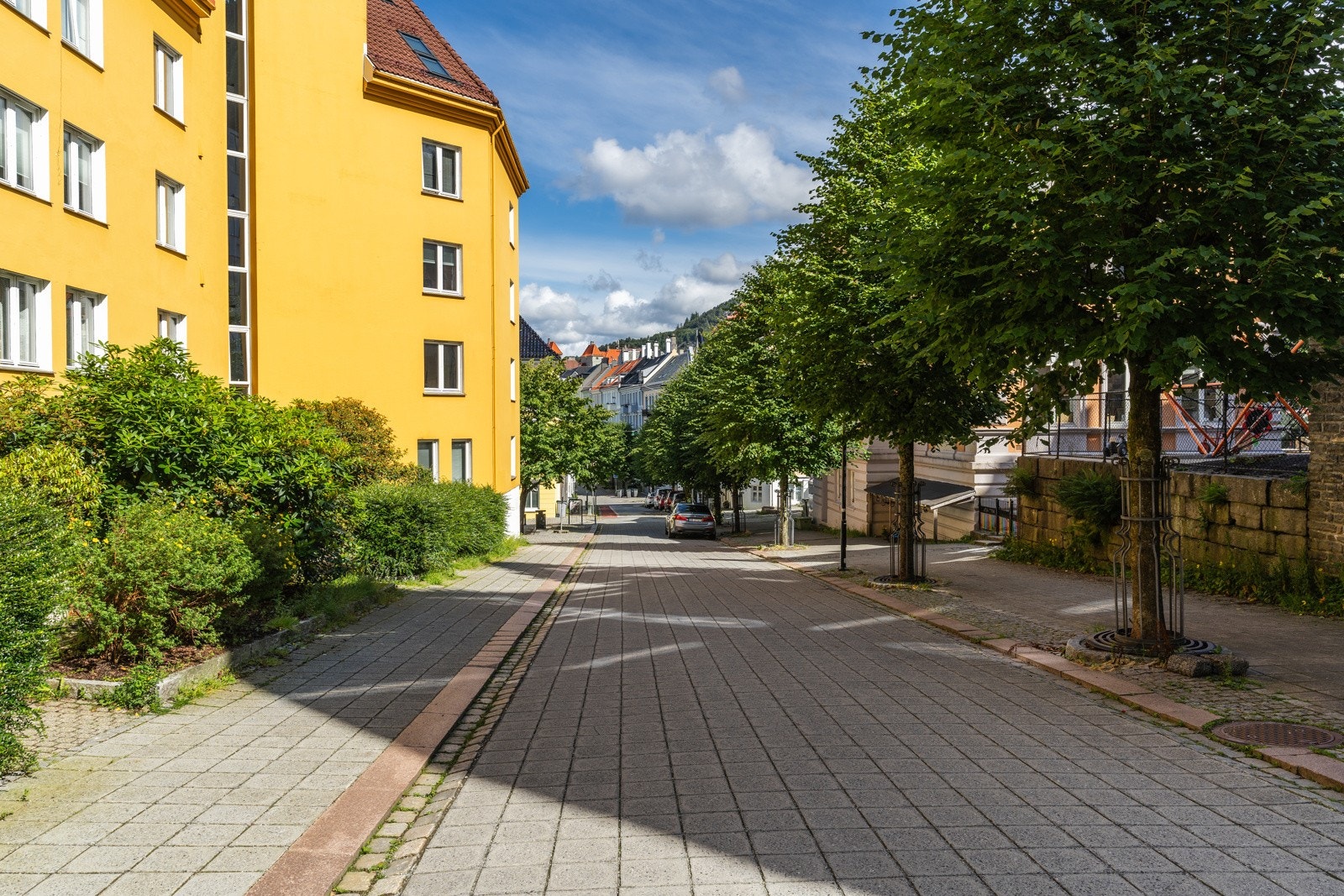 Sandviken består av Bergens gamle bygninger og brosteinsbelagte gater. Galleribilde