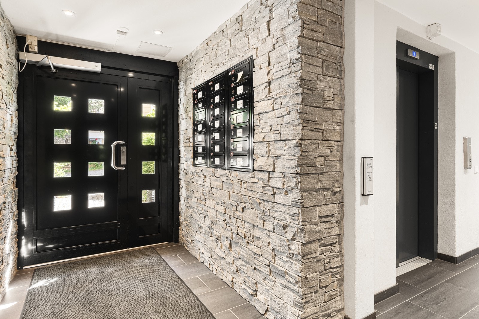 Fra leiligheten har man trappfri adkomst via heis. Galleribilde