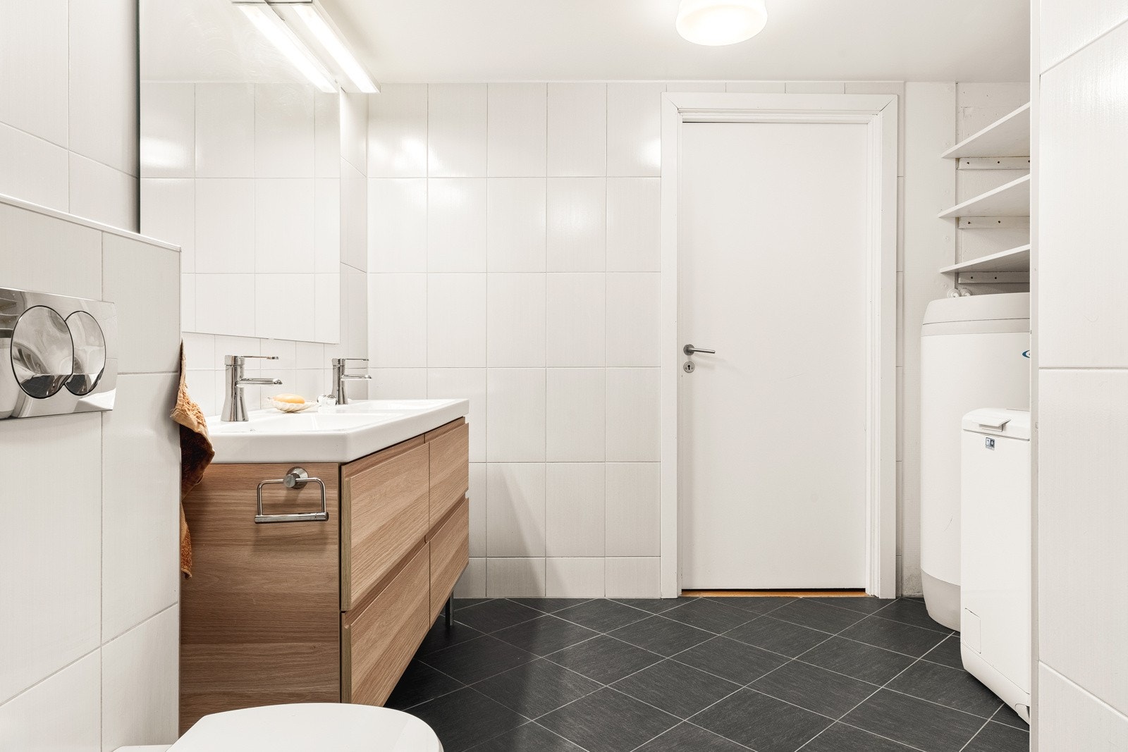 Her er det opplegg for vaskemaskin og selvfølgelig varme i gulv. Galleribilde