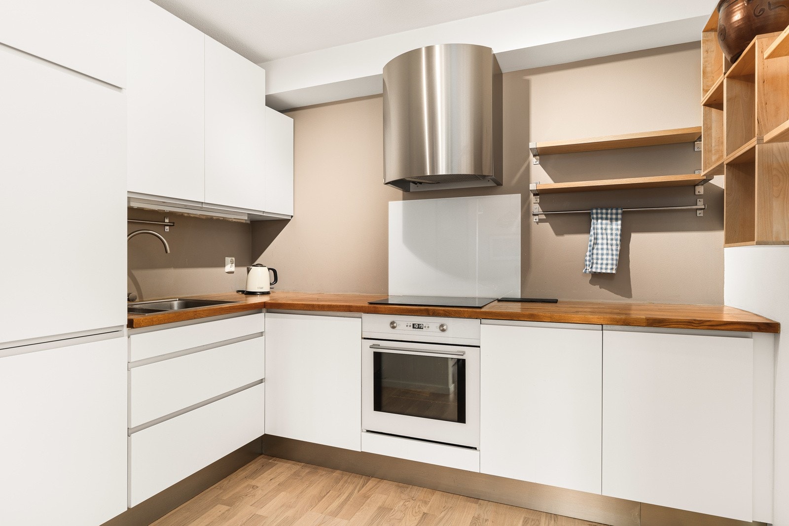 Leiligheten har en delvis åpen stue/kjøkken-løsning. Galleribilde