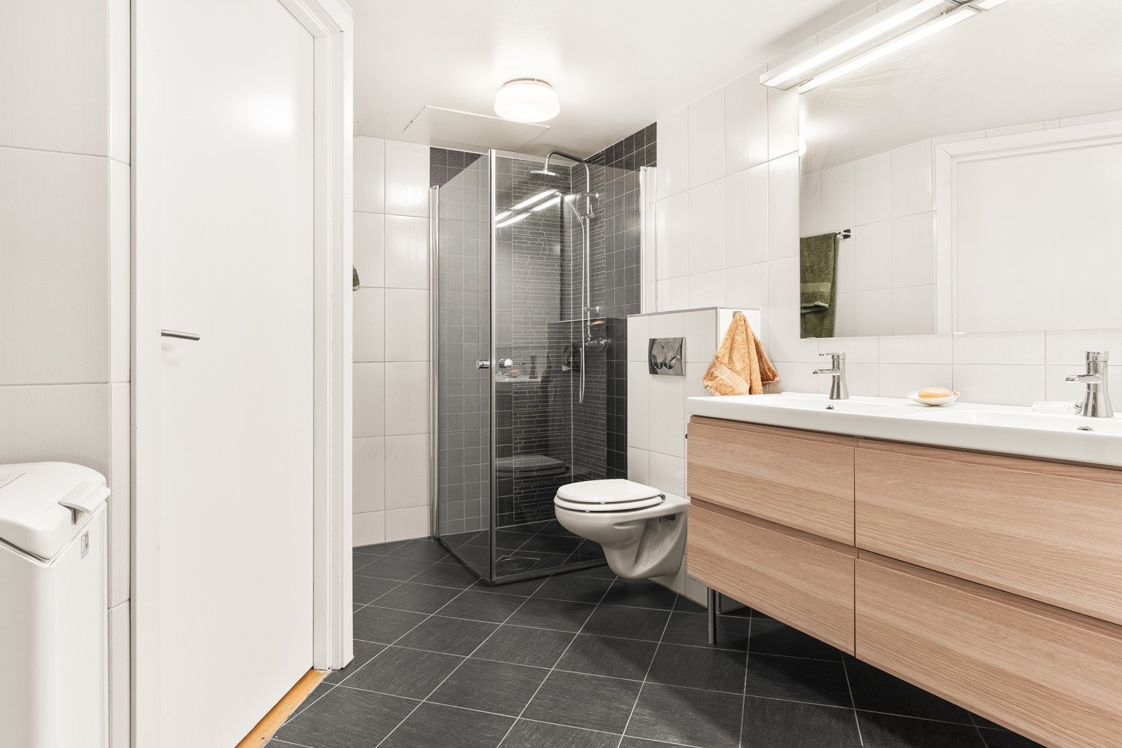 Badet har en strategisk plassering rett ved soverommet og er målt til ca. 7,5 kvm. Galleribilde