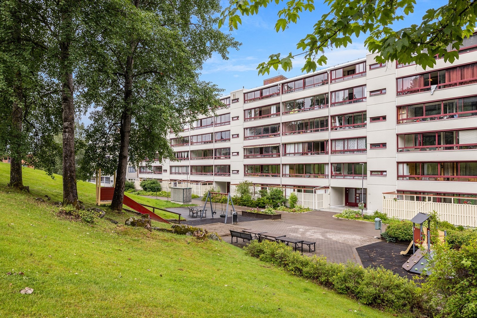 Velkommen til Lindebergåsen 5 F et spennende totaloppussingsobjekt. Har du lyst å sette ditt eget preg og skape ditt drømmehjem da er denne perfekt. Galleribilde