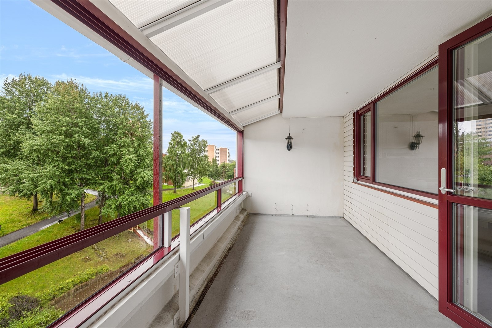 Flott sørvestvendt balkong på ca. 16 kvm. med adkomst fra kjøkken. Galleribilde